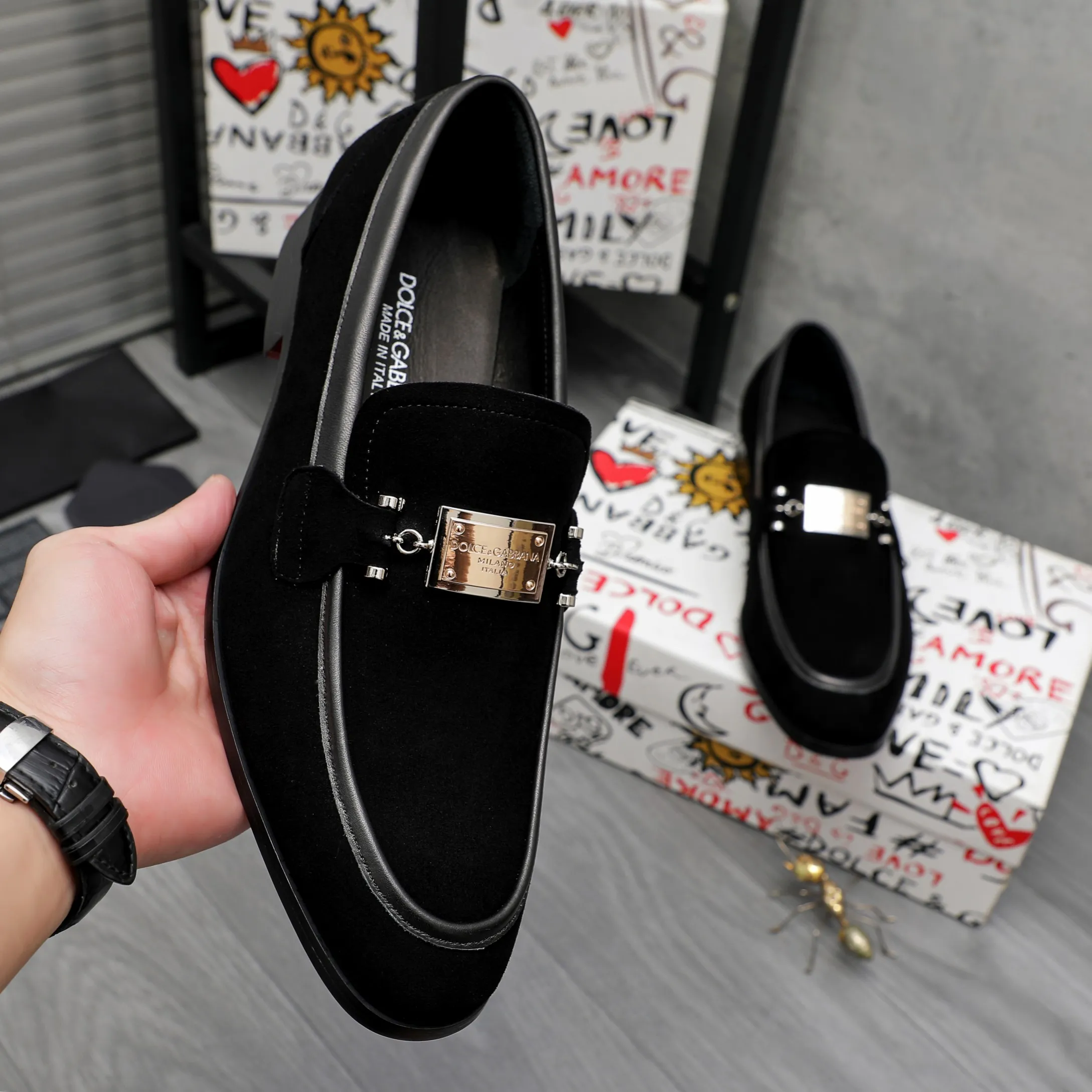 Men's shoes 💰500 Product trademark: DG (Dolce & Gabbana) business casual leather shoes Regular size: 38-45 (45 is custom-made and non-returnable) Product materials: Selected frosted cowhide upper, cowhide lining, original outsole